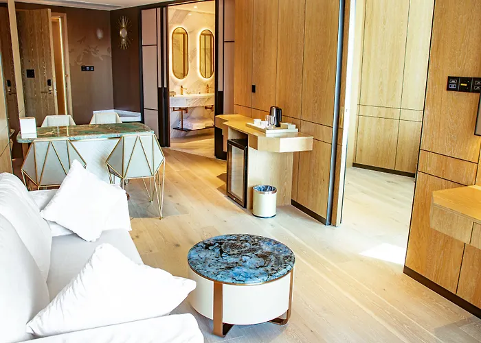 Yoho Treasure Island Hotel 5*